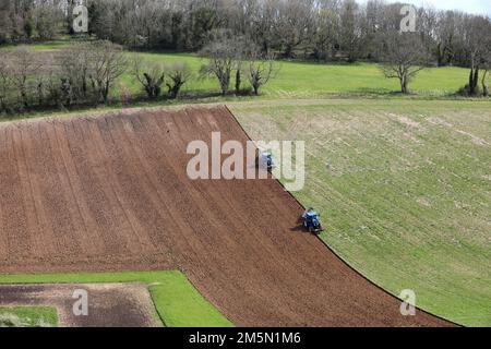 Due trattori raffigurati in agricoltura Goodwood atterrano a Chichester, West Sussex, Regno Unito. Foto Stock