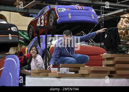 Irwindale, Stati Uniti. 29th Dec, 2022. I volontari usano migliaia di fiori e altro materiale vegetale per preparare i carri per la 134th° sfilata annuale del Torneo delle Rose a Irwindale, California, giovedì 29 dicembre 2022. La Rose Parade sarà trasmessa in diretta da Pasadena il 2 gennaio 2023. Foto di Jim Ruymen/UPI Credit: UPI/Alamy Live News Foto Stock