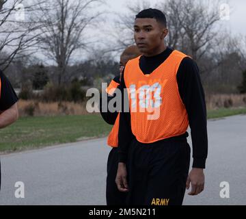 Il PFC. DeAndre Jones, specialista delle risorse umane, 1st Theater Sostainment Command, si prepara per una valutazione di idoneità fisica a Fort Knox, Kentucky, 28 marzo 2022. Foto Stock