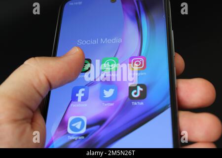 Visualizzazione delle icone dei social media sullo smartphone. I social media sono in tendenza e sia le aziende che i consumatori li utilizzano per la condivisione delle informazioni e il networking. Foto Stock