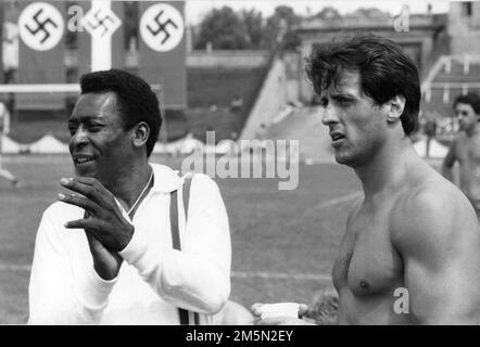 Archivio Foto, Italia. 30th Dec, 2022. **TARIFFA SPECIALE** **TARIFFA SPECIALE** PELÉ E SYLVESTER STALLONE NEL FILM ' FUGA ALLA VITTORIA ' DIRETTO DA JOHN HUSTON (STATI UNITI - 1981-07-30, ALAN MARKFIELD) ps la foto può essere utilizzata nel rispetto del contesto in cui è stata scattata, E senza l'intento diffamatorio del decoro delle persone rappresentate solo uso Editoriale Credit: Independent Photo Agency/Alamy Live News Foto Stock