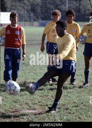 Archivio Foto, Italia. 30th Dec, 2022. **SPECIAL FEE** **SPECIAL FEE** PELÉ' CALCIATORE (MILANO - 1990-05-25, PHOTOGRAMMA) ps la foto può essere utilizzata rispettando il contesto in cui è stata scattata, e senza l'intento diffamatorio della decorazione delle persone rappresentate solo uso Editoriale Credit: Independent Photo Agency/Alamy Live News Foto Stock