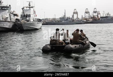 DAKAR, Senegal (28 marzo 2022) Stati Uniti I Marines assegnati alla Task Force 61/2, preparano per un corso di bracconaggio a Dakar, Senegal durante l'esercizio Obangame Express 2022, 28 marzo 2022. Task Force 61/2 fornirà temporaneamente supporto al comando e al controllo del comandante degli Stati Uniti Sesta flotta, per sincronizzare le unità e le capacità del corpo Navale e Marino già in teatro, a sostegno degli alleati e dei partner regionali e degli interessi di sicurezza nazionale degli Stati Uniti. Foto Stock