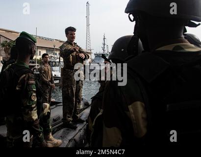 DAKAR, Senegal (28 marzo 2022) Stati Uniti Marines assegnato alla Task Force 61/2, rivedere il mantenimento di un'imbarcazione da combattimento di gomma con Marines senegalesi a Dakar, Senegal, durante l'esercizio Obangame Express 2022, 28 marzo 2022. Task Force 61/2 fornirà temporaneamente supporto al comando e al controllo del comandante degli Stati Uniti Sesta flotta, per sincronizzare le unità e le capacità del corpo Navale e Marino già in teatro, a sostegno degli alleati e dei partner regionali e degli interessi di sicurezza nazionale degli Stati Uniti. Foto Stock