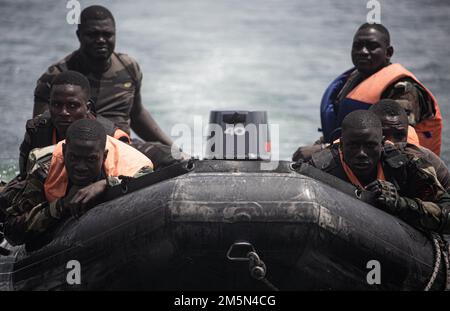 DAKAR, Senegal (28 marzo 2022) i Marines senegalesi conducono esercitazioni anfibie su un'imbarcazione da combattimento che razzia gomma durante l'esercitazione Obangame Express 2022, 28 marzo 2022. I militari senegalesi lavoreranno con gli Stati Uniti Marines ha assegnato la Task Force 61/2, che fornirà temporaneamente il supporto di comando e controllo al comandante degli Stati Uniti Sesta flotta, per sincronizzare le unità e le capacità del corpo Navale e Marino già in teatro, a sostegno degli alleati e dei partner regionali e degli interessi di sicurezza nazionale degli Stati Uniti. Foto Stock