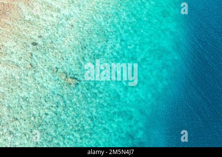 Incredibile aerea degli splendidi atolli delle Maldive. Aereo marittimo che vola sopra le isole Maldive. Vista aerea degli atolli dalle Maldive, fotografia aerea Foto Stock