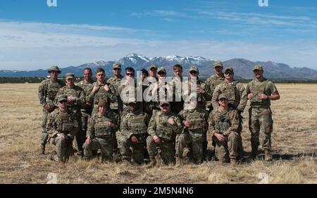 I membri del 27th Special Operations Mission Support Group, distaccamento 1, Mission Sainment Team (MST) 2 posa per una foto di fronte alla catena montuosa della Sierra Blanca durante l'esercizio Full Mission Profile 22-3 presso l'aeroporto regionale della Sierra Blanca, New Mexico, 28 marzo 2022. MST 2 ha fornito condizioni vivibili in un luogo di emergenza per l'esercizio della durata di una settimana, supportando diversi squadroni della Special Operations Wing 27th e consentendo operazioni prolungate da un ambiente austero. Foto Stock