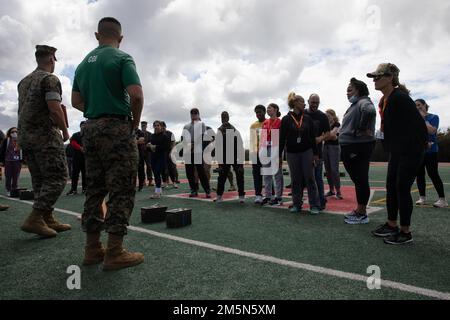 Gli educatori del distretto di reclutamento 12th ricevono istruzioni prima del Combat Fitness Test durante un Workshop per educatori presso il Marine Corps Recruit Depot, San Diego, 29 marzo 2022. Gli educatori sono stati accolti presso il deposito per ricevere un'esperienza di prima mano su come si svolge la formazione per reclutamento. Foto Stock