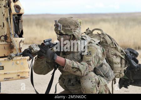 Un soldato assegnato a C Troop, 3rd Squadron, 61st Cavalry Regiment, 2nd Stryker Brigade, 4th Divisione fanteria, Fornisce sicurezza per la loro formazione mentre conducendo il movimento ad un posto di osservazione durante operazione Eagle dell'acciaio su Fort Carson, Colom., 29 marzo 2022. Operation Steel Eagle è un esercizio a brigata progettato per integrare le forze di manovra, gli incendi di artiglieria e la raccolta di informazioni. Foto dell'esercito degli Stati Uniti di Major Jason Elmore. Foto Stock