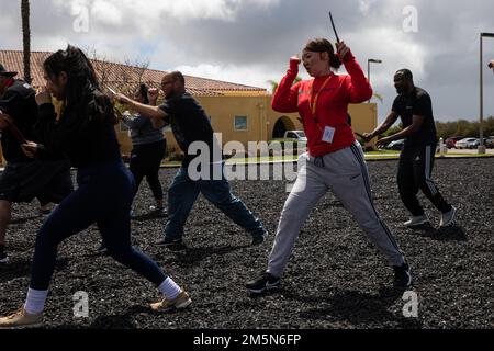 Un educatore del distretto di reclutamento del 12th, esegue la tecnica dei bulldog durante un Workshop degli educatori presso il Marine Corps Recruit Depot, San Diego, 29 marzo 2022. Gli educatori sono stati accolti presso il deposito per ricevere un'esperienza di prima mano su come si svolge la formazione per reclutamento. Foto Stock