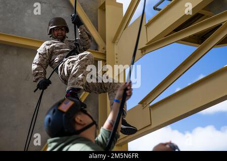 Educatore del distretto di reclutamento del 12th, si rappella durante un Workshop educatori presso il Marine Corps Recruit Depot, San Diego, 29 marzo 2022. Gli educatori hanno avuto la possibilità di scendere dalla torre di 60 piedi. Foto Stock