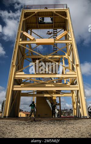 Un educatore del distretto di reclutamento del 12th, scende nella torre di rappel durante un Workshop di educatori presso il Marine Corps Recruit Depot, San Diego, 29 marzo 2022. Gli educatori hanno avuto la possibilità di scendere dalla torre di 60 piedi. Foto Stock