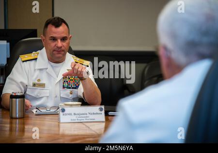 ASAN, Guam (30 marzo 2022) - Joint Region Marianas (JRM) Comandante posteriore ADM. Benjamin Nicholson parla con il Vice ADM. Karl Thomas, comandante, US 7th Fleet, durante una chiamata di ufficio presso la sede centrale di JRM, 29 marzo. La flotta degli Stati Uniti 7th conduce operazioni navali schierate in avanti a sostegno degli interessi nazionali degli Stati Uniti nell'area delle operazioni Indo-Asia-Pacifico. Come gli Stati Uniti La più grande flotta numerata della Marina, 7th Fleet interagisce con altre 35 nazioni marittime per costruire partnership marittime che favoriscano la sicurezza marittima, promuovano la stabilità e prevengono i conflitti. Foto Stock