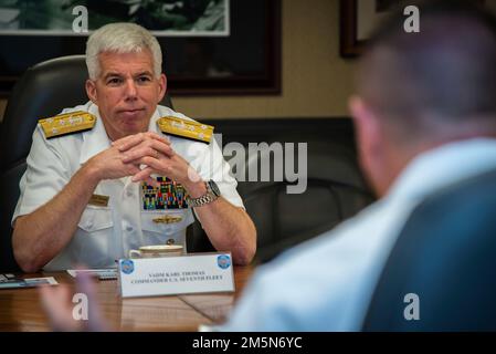 ASAN, Guam (30 marzo 2022) - Joint Region Marianas (JRM) Comandante posteriore ADM. Benjamin Nicholson parla con il Vice ADM. Karl Thomas, comandante, US 7th Fleet, durante una chiamata di ufficio presso la sede centrale di JRM, 29 marzo. La flotta degli Stati Uniti 7th conduce operazioni navali schierate in avanti a sostegno degli interessi nazionali degli Stati Uniti nell'area delle operazioni Indo-Asia-Pacifico. Come gli Stati Uniti La più grande flotta numerata della Marina, 7th Fleet interagisce con altre 35 nazioni marittime per costruire partnership marittime che favoriscano la sicurezza marittima, promuovano la stabilità e prevengono i conflitti. Foto Stock