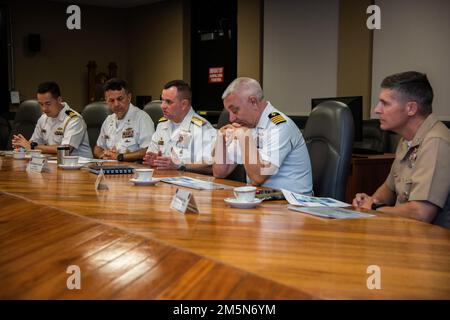 ASAN, Guam (30 marzo 2022) - (da sinistra) il Sig. Andrew Mokhtar, aiutante della bandiera, Joint Region Marianas (JRM), il Maestro Regionale JRM, il Capo Nicholas Messina, il Comandante JRM posteriore ADM. Benjamin Nicholson, il Capitano Michael Luckett, ufficiale comandante, Stati Uniti La base navale Guam e il col. Christopher Bopp, ufficiale comandante, Marine Corps base Camp Blaz, si incontrano con il vice ADM Karl Thomas, comandante, US 7th Fleet, e i suoi membri del personale durante una chiamata in ufficio presso la sede centrale di JRM, marzo 29. La flotta degli Stati Uniti 7th conduce operazioni navali distribuite in avanti a sostegno degli interessi nazionali degli Stati Uniti nell'area di Indo-Asia-Pacifico Foto Stock