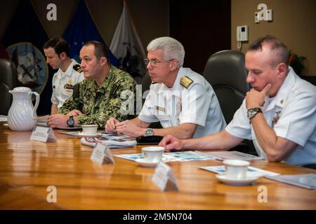 ASAN, Guam (30 marzo 2022) - Vice ADM. Karl Thomas, comandante, flotta degli Stati Uniti 7th, e i suoi membri del personale incontrano il comandante Joint Region Marianas (JRM) posteriore ADM. Benjamin Nicholson, capitano Michael Luckett, comandante, Stati Uniti Base navale Guam, col. Christopher Bopp, ufficiale comandante, base corpo dei Marine Camp Blaz, JRM Regional Master Chief Nicholas Messina, e JRM executive staff durante una chiamata di ufficio presso la sede centrale di JRM, marzo 29. La flotta degli Stati Uniti 7th conduce operazioni navali schierate in avanti a sostegno degli interessi nazionali degli Stati Uniti nell'area delle operazioni Indo-Asia-Pacifico. Come gli Stati Uniti N Foto Stock