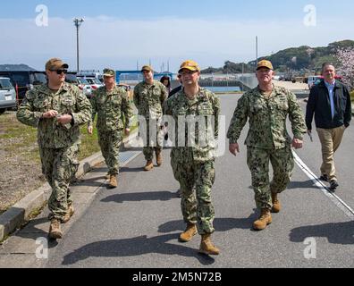 Modulo posteriore Carl Lahti, Commander, Navy Region Giappone/Commander, USA Forze navali Giappone, e il comandante capo Samuel Robinson tour NAVSUP FLC Yokosuka sito Sasebo impianti al Comandante, attività flotta Sasebo (CFAS) 29 marzo 2022. Lahti ha visitato gli impianti di rifornimento di Sasebo FLC Yokosuka Site di NAVSUP e ha incontrato i leader della Sasebo City, Saikai City e della forza di autodifesa marittima giapponese nel quadro di una visita programmata a CFAS per aumentare la familiarità con l'installazione e l'area locale. Foto Stock