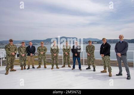 Modulo posteriore Carl Lahti, Commander, Navy Region Giappone/Commander, USA Le forze Navali Giappone, e il comandante Samuel Robinson, posa per una foto sulla parte superiore di un serbatoio di carburante durante un tour di NAVSUP FLC Yokosuka sito Sasebo impianti a Commander, Fleet Activities Sasebo (CFAS) 29 marzo 2022. Lahti ha visitato gli impianti di rifornimento di Sasebo FLC Yokosuka Site di NAVSUP e ha incontrato i leader della Sasebo City, Saikai City e della forza di autodifesa marittima giapponese nel quadro di una visita programmata a CFAS per aumentare la familiarità con l'installazione e l'area locale. Foto Stock