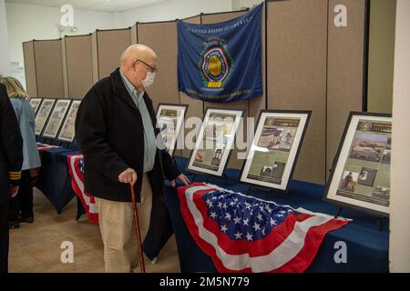 STAZIONE NAVALE ROTA, Spagna (29 marzo 2022) - i veterani esplorano una mostra commemorativa del Vietnam a seguito di una cerimonia dei veterani di guerra del Vietnam presso la stazione navale (NAVSTA) cappella Rota 29 marzo 2022. NAVSTA Rota sostiene la flotta, abilita il combattente e sostiene la famiglia conducendo operazioni aeree, operazioni portuali, garantendo sicurezza e sicurezza, assicurando la qualità della vita e fornendo i servizi fondamentali di energia, acqua, carburante e tecnologia dell'informazione. Foto Stock