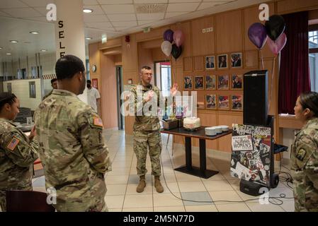 STATI UNITI I soldati assegnati a 16th Brigata di sostegno, 30th Brigata Medica, 44th Battaglione di segnale Expeditionary e civili della Comunità militare Baumholder hanno osservato il mese della storia delle donne con una cerimonia di taglio della torta presso la struttura di pranzo di Knights Lair, Baumholder, Germania, 29 marzo 2022. L'evento ha visto il commento di apertura del Lt. Hans Lokodi, comandante del Battaglione delle truppe speciali del 16th, e un discorso del Maestro Sgt. Zerphlee Green, Special Operations NCOIC, 16th Sostainment Brigade. Foto Stock