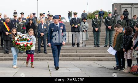 Air Force col. Philip Forbes, Stati Uniti Il Rappresentante militare Nazionale alla sede Suprema delle potenze alleate Europe saluta i suoi detentori di corona con un sorriso prima di rendere omaggio alla statua equestre di Alberto i a Liegi, Belgio, 29 marzo 2022. La cerimonia ha reso omaggio al re Alberto i e agli eroici sforzi e sacrifici dei suoi combattenti di fortificazione a Liegi durante la prima guerra mondiale, nonché ai combattenti delle fortificazioni di Liegi durante le due guerre mondiali. (Foto DoD di Tech. Daniel E. Fernandez) Foto Stock