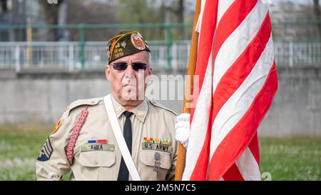 Ex Stati Uniti Il sergente dell'esercito Leslie Kina, che ha servito in Vietnam come ingegnere dell'esercito, porta la bandiera degli Stati Uniti durante una cerimonia di tributo per commemorare la resistenza degli invasori tedeschi nella prima guerra mondiale, 29 marzo 2022. La cerimonia ha reso omaggio al re Alberto i e agli eroici sforzi e sacrifici dei suoi combattenti di fortificazione a Liegi durante la prima guerra mondiale, nonché ai combattenti delle fortificazioni di Liegi durante le due guerre mondiali. (Foto DoD di Tech. Daniel E. Fernandez) Foto Stock