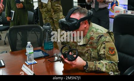 Brig. Il Gen. Stewart Hammons, direttore di aeromobili pilotati da remoto e di Airborne Intelligence, Surveillance and Reconnaissance Capabilities on the Air staff, utilizza un visore per la realtà virtuale programmato per insegnare i piloti studenti di mq-9 Reaper, 29 marzo 2022, sulla base dell'aeronautica di Holloman, New Mexico. Il visore VR mostra una vista dei comandi di un mq-9 come se l'utente fosse seduto sul posto di guida e li guida attraverso i comandi. Foto Stock