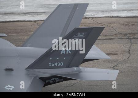 Un F-35A Lightning II assegnato ai 354th taxi Fighter Wing sulla pista alla consegna iniziale alla base dell'aeronautica militare di Eielson, Alaska, 29 marzo 2022. Il 354th FW ha rappresentato due squadroni F-35A con codice di combattimento, il 355th e il 356th Fighter Squadrons, e ha ottenuto un totale di 54 F-35As entro aprile 2022. Foto Stock