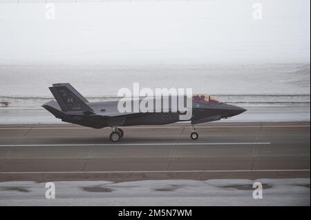 Un F-35A Lightning II assegnato ai 354th taxi Fighter Wing sulla pista alla consegna iniziale alla base dell'aeronautica militare di Eielson, Alaska, 29 marzo 2022. Con il continuo arrivo del F-35As a Eielson, l'Alaska sta per diventare lo stato più concentrato per gli aerei da combattimento di quinta generazione. Foto Stock