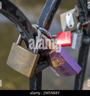 Particolare delle serrature d'amore su una recinzione in ferro battuto nero a Camden Lock, Camden Town, Londra. Foto Stock