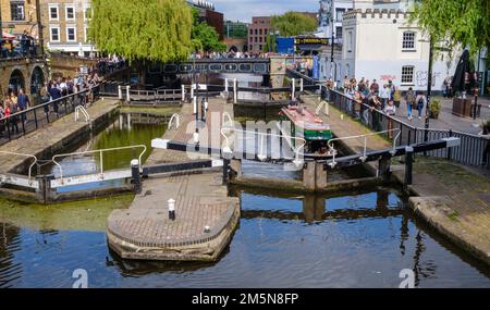 Una nave a crociera a Camden Lock, sul Regent's Canal, Camden Town, una popolare destinazione turistica a Londra, Regno Unito. Foto Stock