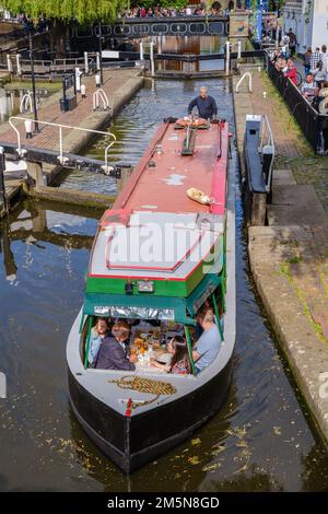 Un battello a narrowboat per il tempo libero passa attraverso Camden Lock sul Regent's Canal, Camden Town, una popolare destinazione turistica, Londra Foto Stock