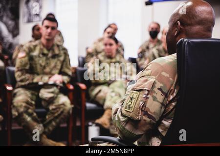 Gary Brito, capo aggiunto del personale G-1 personale dell'esercito degli Stati Uniti, Mark A. Clark, vice capo dello staff del maggiore personale del G-1 dell'esercito degli Stati Uniti, parla con un gruppo di soldati provenienti da varie unità della base militare Lewis-McChord, Washington, durante un gruppo di focus tenutosi il 29 marzo 2022. Il focus group è stato condotto per discutere di "Navigating Family Readiness" (come gestire la preparazione della famiglia). Foto Stock