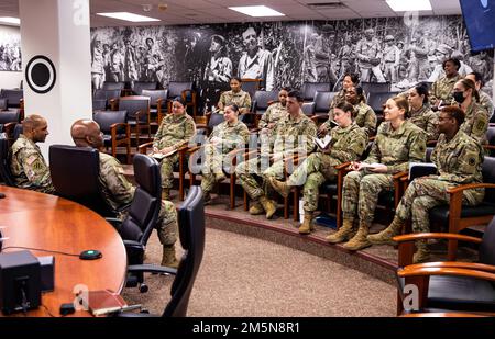 Gary Brito, capo aggiunto del personale G-1 personale dell'esercito degli Stati Uniti, Mark A. Clark, centro di sinistra, vicedirettore del servizio maggiore del personale del G-1 dell'esercito degli Stati Uniti, ospita un focus group con soldati provenienti da varie unità della base militare Lewis-McChord, Washington, 29 marzo 2022. Il focus group è stato condotto per discutere di "Navigating Family Readiness" (come gestire la preparazione della famiglia). Foto Stock