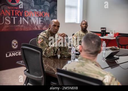 Il Gen. Gary Brito, a sinistra, vice capo del personale del G-1 personale dell'esercito degli Stati Uniti, parla al Washington state Army National Guard Master Sgt. James Aleschus, specialista in risorse umane presso la base congiunta Lewis-McChord, Washington, 29 marzo 2022. G1 è responsabile dello sviluppo, della gestione e dell'esecuzione di tutti i piani, programmi e politiche relativi al personale e alla manodopera in tutti gli Stati Uniti Esercito. Foto Stock