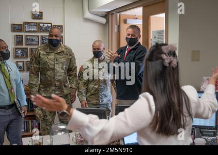 Craig Deatrick, direttore del comando di gestione dell'installazione-Pacifico, plaude all'entusiasmo di un dipendente della Croce Rossa americana durante un tour di Camp Walker, Repubblica di Corea, 29 marzo 2022. Deatrick ha visitato gli Stati Uniti Army Garrison Daegu per visitare le strutture di installazione e riconoscere i membri del team IMCOM per il servizio eccellente. Foto Stock