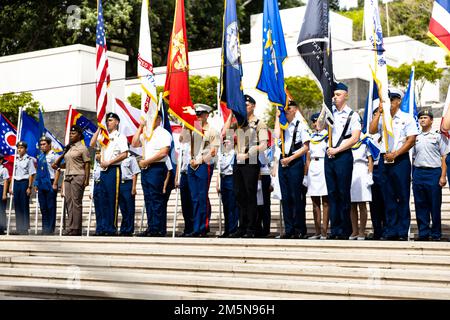 STATI UNITI I membri del servizio e i cadetti JROTC dell'esercito della scuola del Punahou presentano bandiere nazionali, statali e militari durante la cerimonia nazionale dei veterani di guerra del Vietnam al cimitero commemorativo nazionale del Pacifico, Honolulu, Hawaii, 29 marzo 2022. La cerimonia si è tenuta nel tentativo di onorare i membri del servizio degli Stati Uniti che hanno prestato servizio durante la guerra del Vietnam. Foto Stock