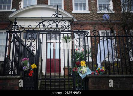 Fiori e tributi al di fuori della casa di Dame Vivienne Westwood a Londra, il fashion designer è morto all'età di 81 anni. Data immagine: Venerdì 30 dicembre 2022. Foto Stock