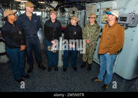 220329-N-OL632-1095 STAZIONE NAVALE NORFOLK (29 marzo 2022) NASCAR Hall di Famer Dale Earnhardt Jr. Parla con i marinai assegnati alla portaerei USS George H.W. Bush (CVN 77) durante una visita alla nave, 29 marzo 2022. George H.W. Bush fornisce all'autorità di comando nazionale capacità di lotta contro la guerra flessibile e personalizzabile come il fiore all'occhiello del gruppo di attacco dei vettori che mantiene la stabilità marittima e la sicurezza al fine di garantire l'accesso, dissuadere l'aggressione e difendere gli interessi degli Stati Uniti, alleati e partner. Foto Stock