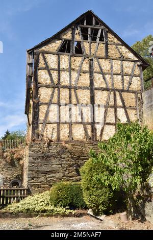 Fatiscente casa a graticcio nel villaggio di Dill a Hunsrueck, edificio storico, Renania-Palatinato, Germania Foto Stock