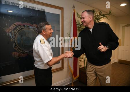 220329-N-DB801-0004 St Agostino, Fla. - (29 marzo 2022) -- posteriore ADM. Jim Aiken, comandante, Stati Uniti Forze navali comando meridionale / US 4th flotta, a destra, incontra posteriore ADM. Raul Zamorano, Vice Capo della Marina Generale (EMGA) della Marina Cilena (Amada de Chile) al 26th ° anno Maritime staff Talks (MST), 29 marzo 2022.. MSTS sostiene la strategia marittima degli Stati Uniti costruendo e rafforzando le relazioni di lavoro con gli Stati Uniti e le nazioni partner. Foto Stock