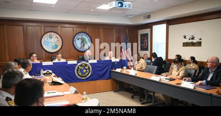 220329-N-DB801-0022 St Agostino, Fla. - (29 marzo 2022) -- posteriore ADM. Jim Aiken, comandante, Stati Uniti Naval Forces Southern Command/ U.S. 4th Fleet, terzo da sinistra, parla al 26th° incontro annuale del personale marittimo (MST), in cui gli Stati Uniti hanno ospitato delegati della Marina Cilena (Armada de Chile) 29 marzo 2022. MSTS sostiene la strategia marittima degli Stati Uniti costruendo e rafforzando le relazioni di lavoro con gli Stati Uniti e le nazioni partner. Foto Stock