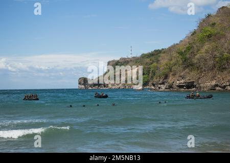 STATI UNITI I Marines con 3D battaglione di rinascita, 3D Divisione Marina, e i Marines filippini con Force Reconnaissance Group, conducono prove di raid anfibi durante Balikatan 22 alla Barracks Marina Gregorio Lim, Cavite, Filippine, 29 marzo 2022. Balikatan è un esercizio annuale tra le forze Armate delle Filippine e l'esercito degli Stati Uniti progettato per rafforzare l'interoperabilità bilaterale, le capacità, la fiducia e la cooperazione costruita nel corso di decenni di esperienze condivise. Balikatan, Tagalog per “spalla a spalla”, è un esercizio bilaterale di lunga data tra le Filippine e lo Stat Unito Foto Stock