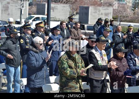 I veterani applaudono durante un programma di commemorazione della guerra del Vietnam al Philadelphia Vietnam Veterans Memorial Mar. 29, ospitato da partner commemorativi, tra cui la Defense Logistics Agency Troop Support. All'evento hanno partecipato circa 100 ospiti, tra cui veterani, familiari e membri del servizio attivo. Foto Stock