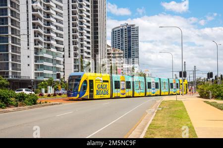 GOLD COAST, QUEENSLAND, AUSTRALIA 21st 2022 DICEMBRE, G:link Gold Coast Light Rail. Tram lungo il percorso attraverso Broadbeach su un percorso 20km. Foto Stock