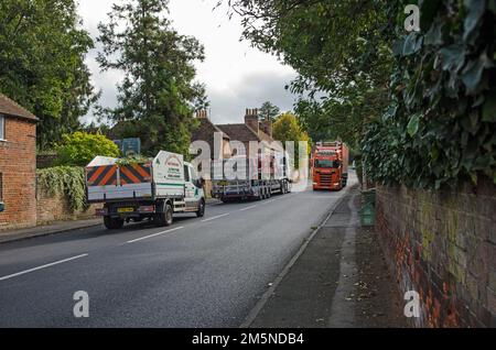 Aldermaston, Regno Unito - 27 ottobre 2021: Tre autocarri sono guidati attraverso il grazioso villaggio di Aldermaston nel Berkshire in un pomeriggio d'autunno. Foto Stock