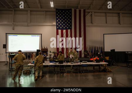 STATI UNITI I militari dell'ala di risposta di contingenza 621st coordinano la logistica per una missione imminente alla base dell'aeronautica militare di Travis, California, 29 marzo 2022. Le forze statunitensi si sono schierate in più nazioni della NATO per assicurare gli alleati e scoraggiare ulteriori aggressioni nella regione. L'Ala risposta alle emergenze 621st è specializzata nella formazione e nell'implementazione rapida di personale per aprire rapidamente i campi aerei e stabilire, espandere, sostenere e coordinare le operazioni di mobilità aerea. Foto Stock