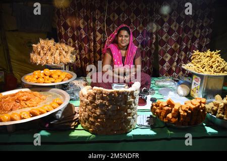 Non esclusiva: 28 dicembre 2022, Sundarbans, India: I venditori offrono i loro prodotti durante la fiera Village al 'Sundarban Kristi Mela o Loko Sanskr Foto Stock