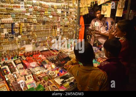 Non esclusiva: 28 dicembre 2022, Sundarbans, India: I venditori offrono i loro prodotti durante la fiera Village al 'Sundarban Kristi Mela o Loko Sanskr Foto Stock