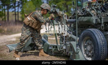 STATI UNITI Juan HuertaDegante, a Bronx, New York, cannoniere nativo e di artiglieria con Echo Battery, 2D battaglione, 10th Regimento Marino, 2D Divisione Marina, prepara un howitzer M777 per il trasporto durante l'esercizio Rolling Thunder 22-2 a Fort Bragg, North Carolina, 29 marzo 2022. Questo esercizio è un evento di artiglieria antincendio dal vivo condotto da Marines nel 10th che ha testato le capacità dell'unità di operare in un ambiente litoraneo simulato contro una minaccia tra pari in uno scenario dinamico e multidominio. Foto Stock